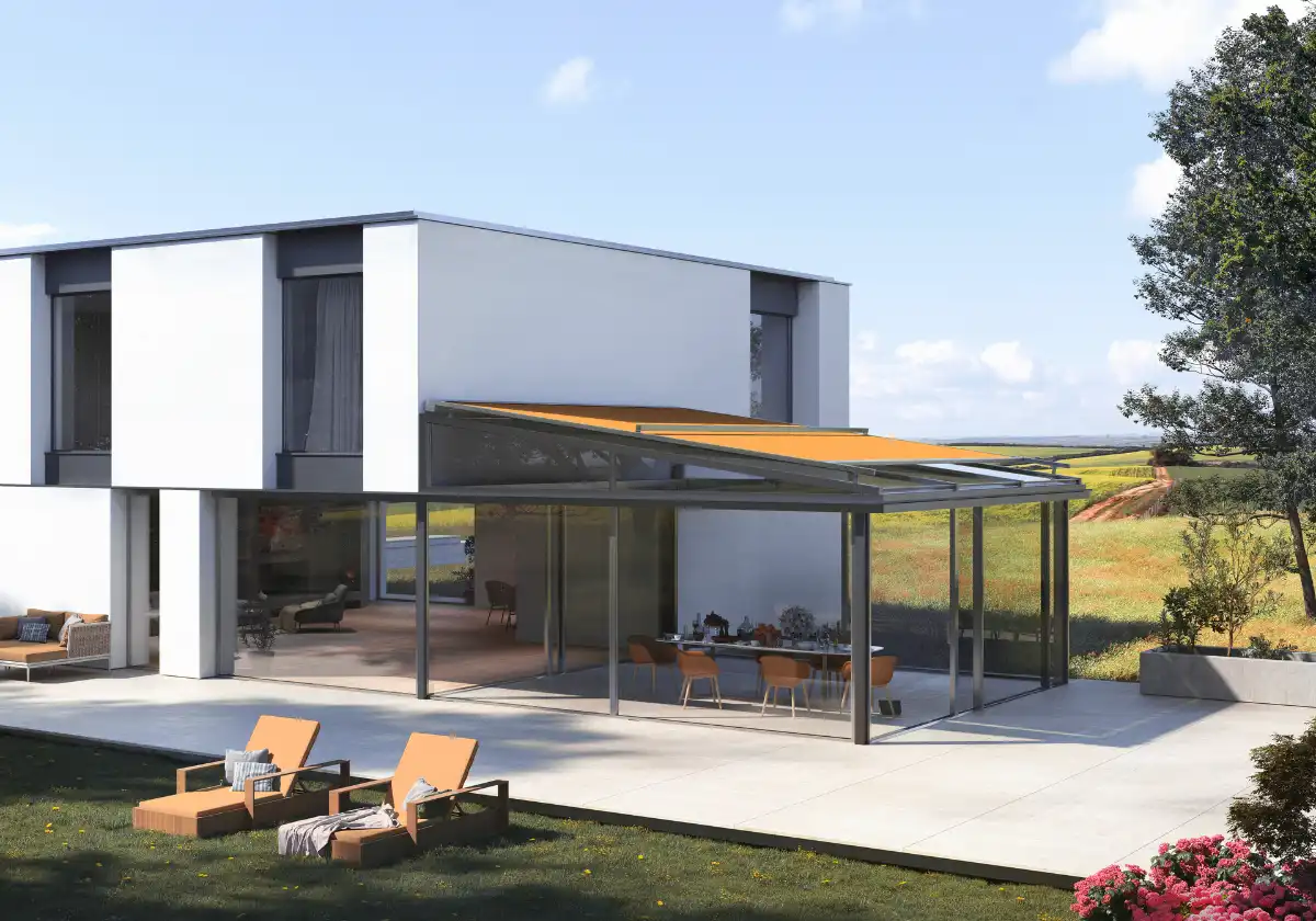 Modernes Haus mit Wintergarten und Markise