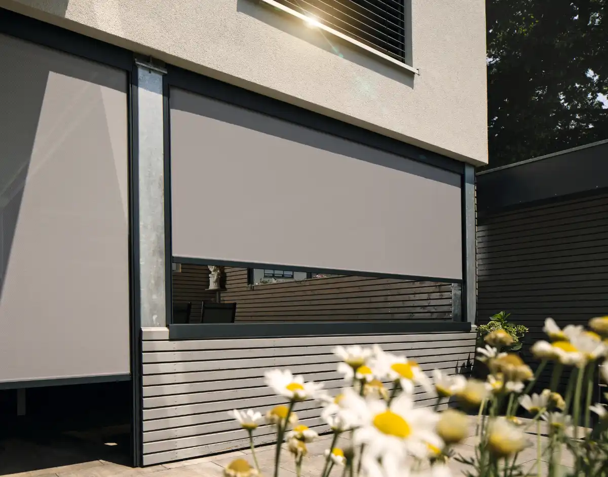 Effektive Sonnenschutzlösung mit Fenstermarkisen Moderne Außenbeschattung vor den Fenstern