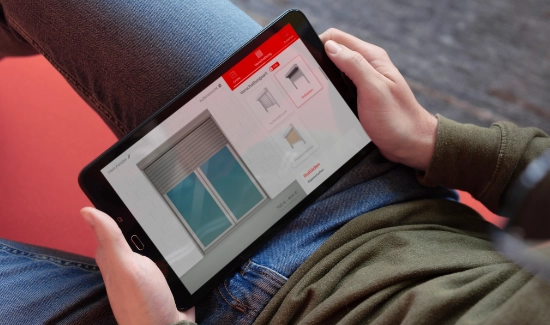 Fensterbeschattungs-Konfigurator mit einer Website auf einem Tablett