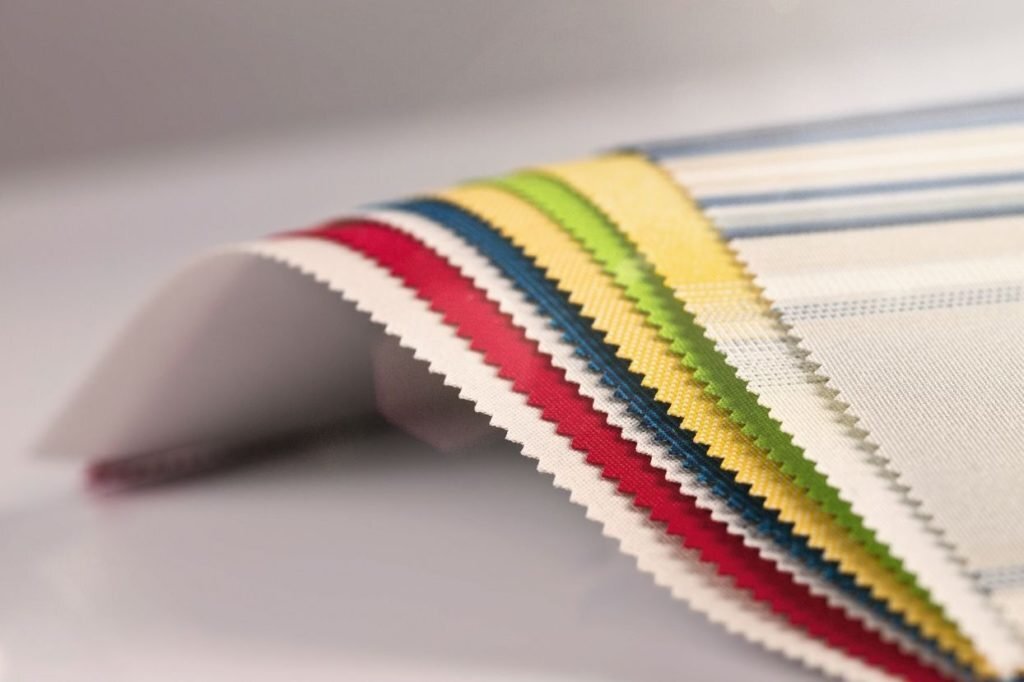 Stoffmuster in verschiedenen Farben übereinander aufgefächert.