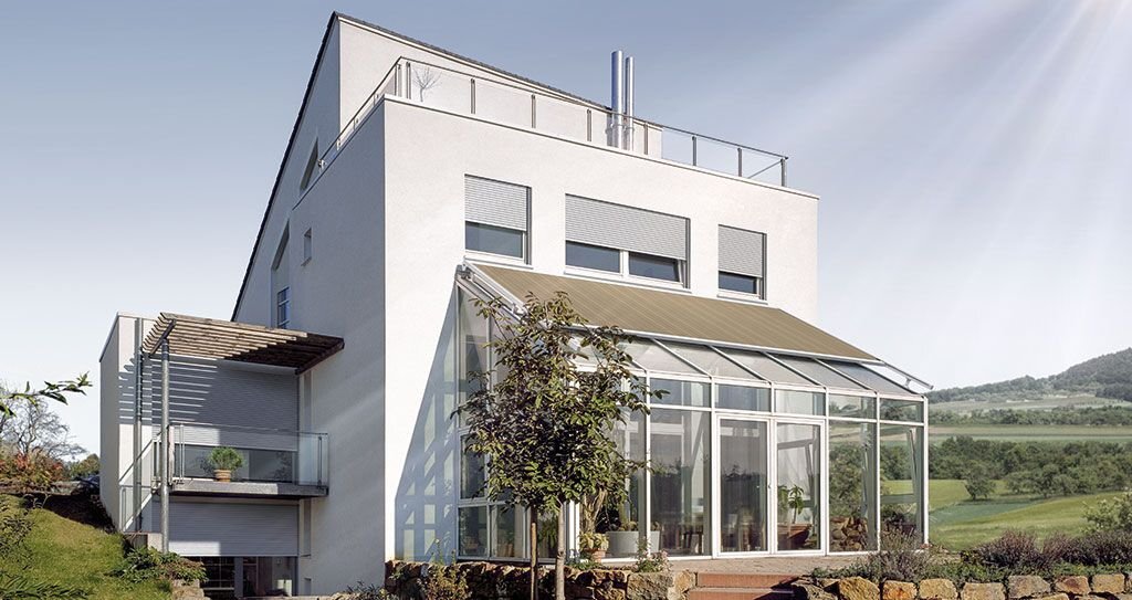 Ein Wintergarten mit einer Wintergarten-Markise über dem Glasdach.