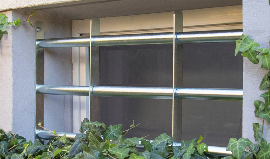Ein horizontales Fenstergitter mit dicken Querstreben