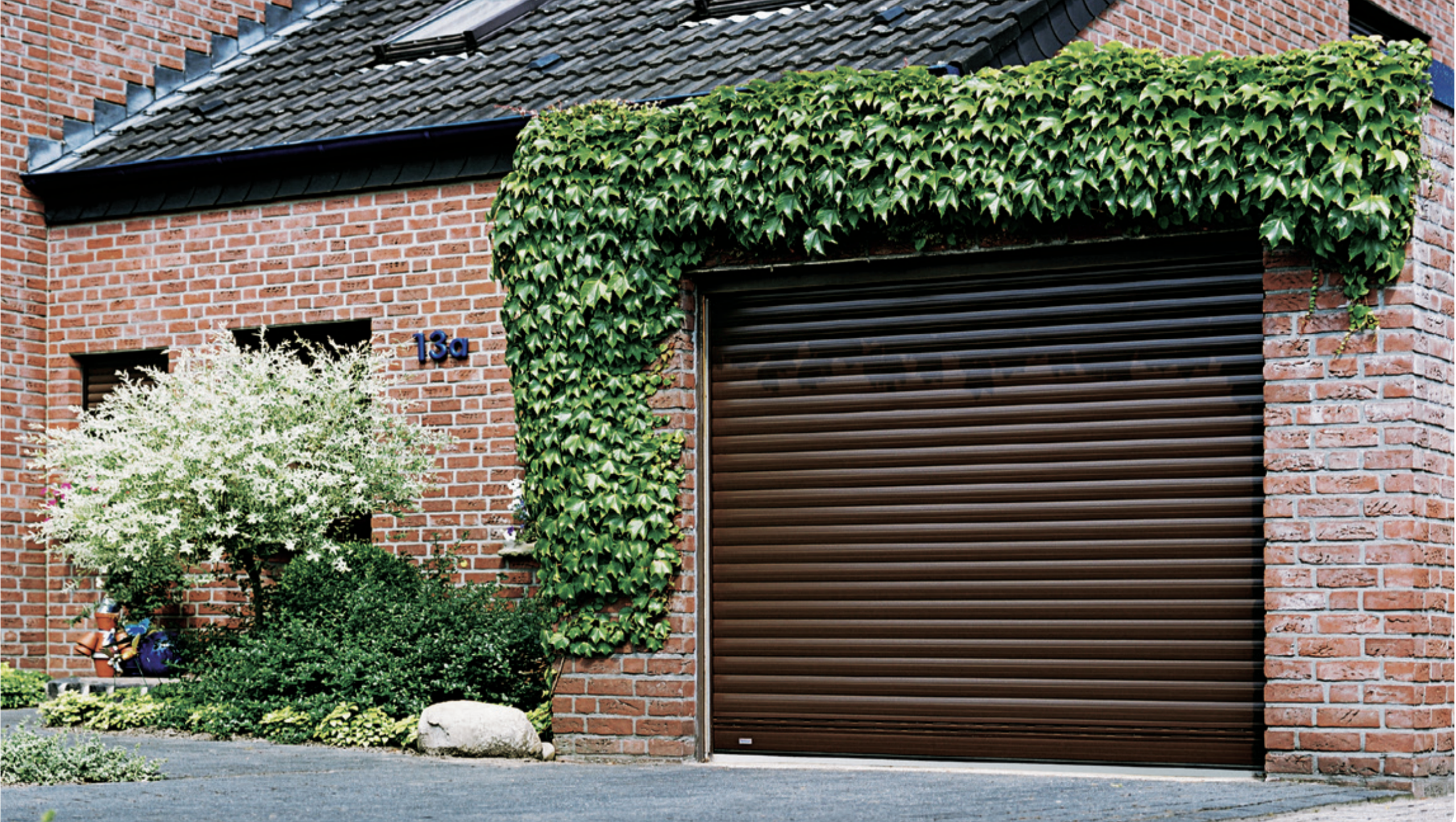 Das Kastenrolltor "Resident" ermöglicht es, den freien Platz an der Decke zur Aufbewahrung zu nutzen.