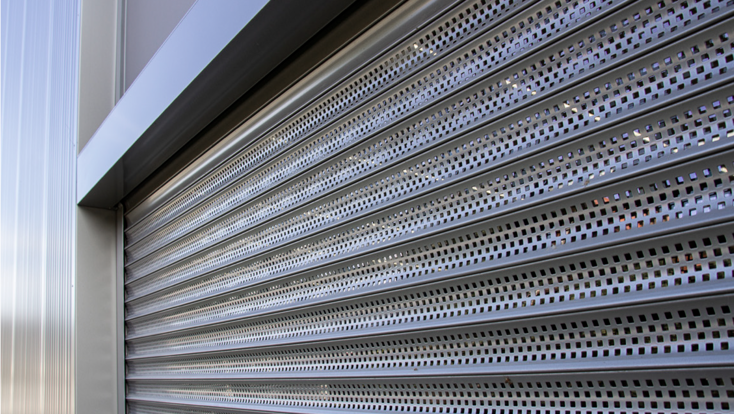 Ein Rollgitter schützt eine Garage vor unerlaubtem Eindringen