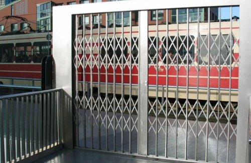 Scherengitter versperren den Weg zu einem Bahngleis