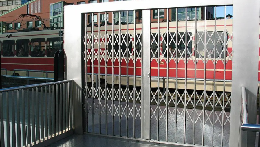 Scherengitter versperren den Weg zu einem Bahngleis