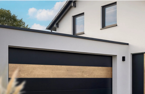 Ein modernes Garagen-Sectionaltor in dunkler Farbe mit einem Holzimitat-Element