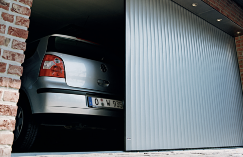 Außenansicht eines halb geöffneten Seitenlauftors "Vertico" in Dunkelblau.