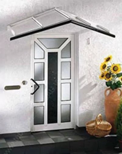 Ein gläsernes Vordach in klassischer Dachform über dem Vorbereich einer Haustür.