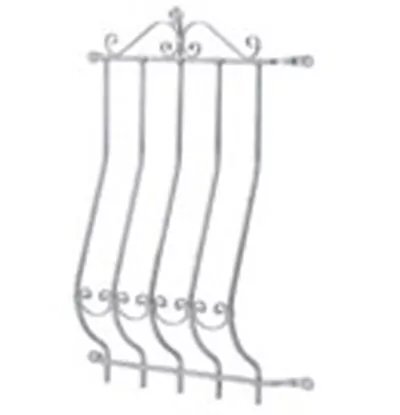 Schmiedeeisernes, unten gebogenes Fenstergitter mit Schnörkeln.