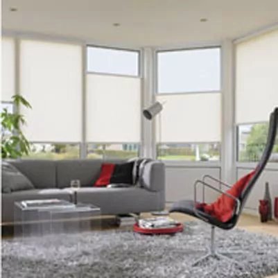 Helle Rollos sorgen für ein lichtdurchflutetes Wohnzimmer bei gleichzeitigem Sichtschutz.