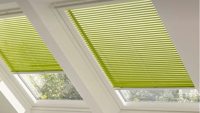 Hellgrüne Dachfensterjalousien an zwei aneinanderliegenden Dachfenstern