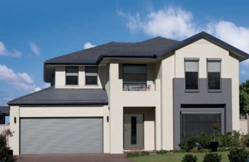 Modernes Haus mit hellgrauem Garagentor.