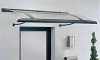 Ein gebogenes Haustürenvordach aus Glas in modernem Stil.