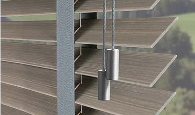 Nahaufnahme vom Zugseil einer Holzjalousie