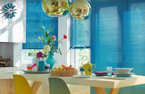 Blaue Innenjalousien verschieden eingestellt.