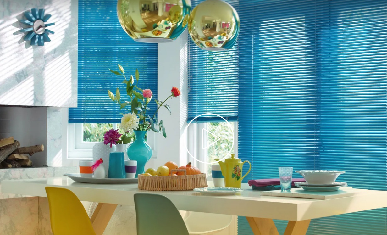 Blaue Innenjalousien verschieden eingestellt.