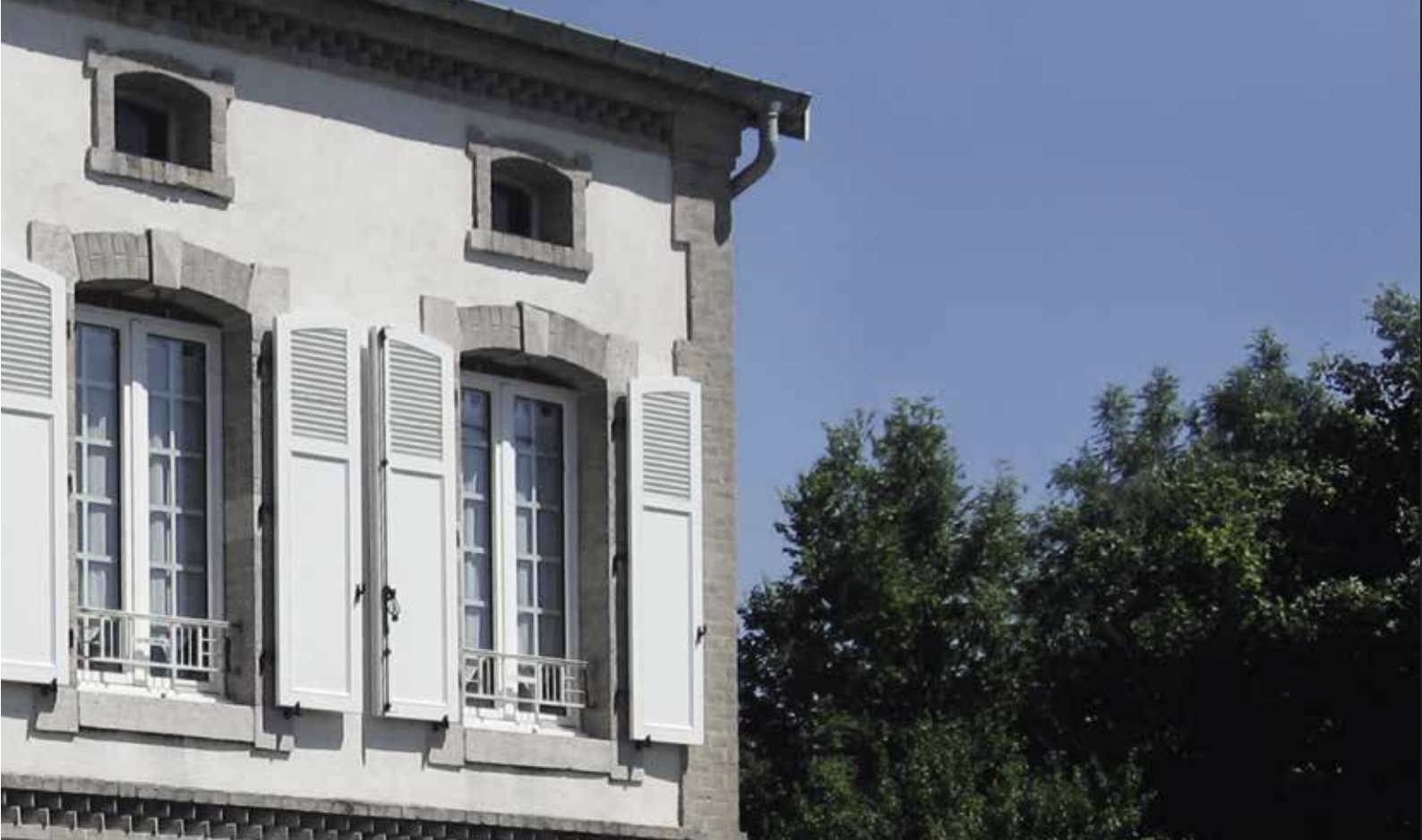 Weiße Klappläden mit Abrundung oben und Lamellenelement