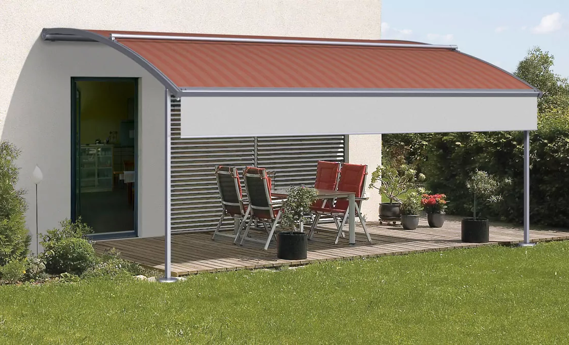 Eine Pergola P40 Markise mit roten Streifen.