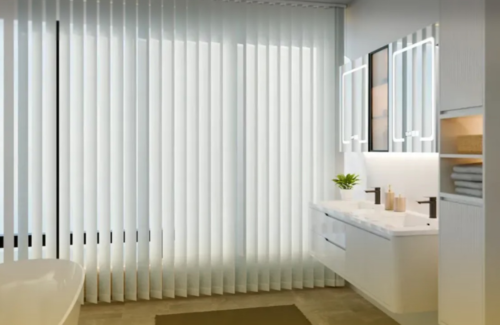 Helle Vertikaljalousien in einem modern eingerichteten Badezimmer.