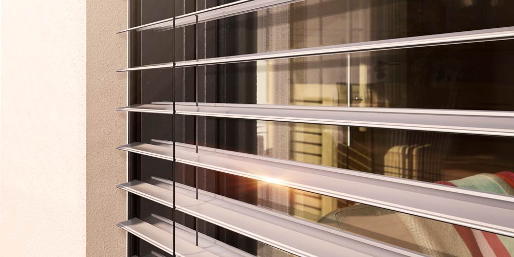 Wohnzimmer mit weißen Jalousien am Fenster