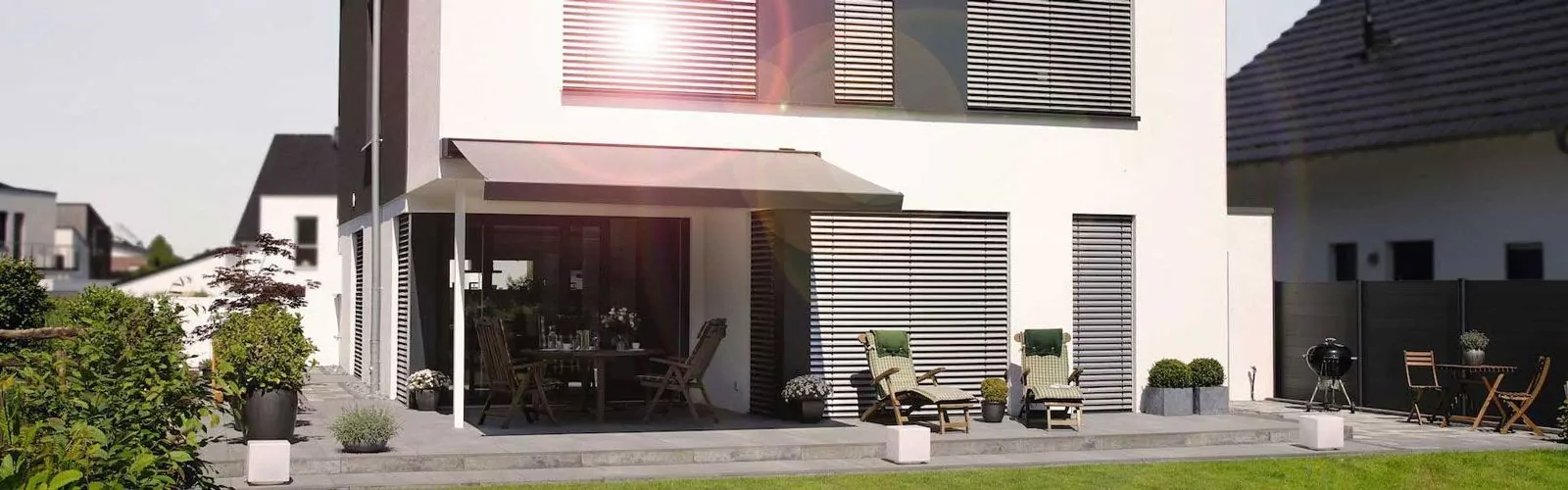 Modernes Einfamilienhaus mit Terrasse und Markise