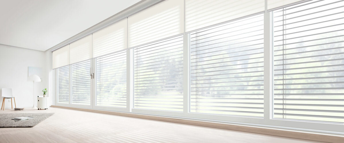 Sonnenschutz durch Jalousien im Innenraum eines modernen Hauses