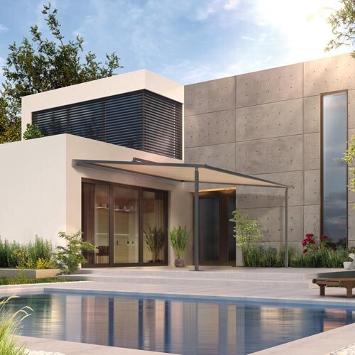 Sonnenschutz an modernem weißem Haus mit Pool