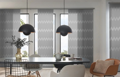 Dunkelgraue Flächenvorhänge mit modernem Zackendesign in einem modern eingerichteten Esszimmer