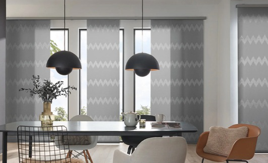 Dunkelgraue Flächenvorhänge mit modernem Zackendesign in einem modern eingerichteten Esszimmer