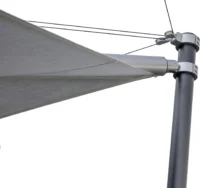 Moderne Sonnensegel Konstruktion aus Metall und Stoff