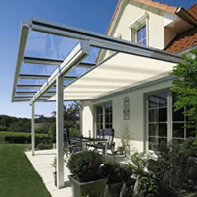 markisen_13 Helle Markise an einem Terrassendach